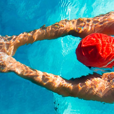 Tubería flexible autoflotante para piscina.